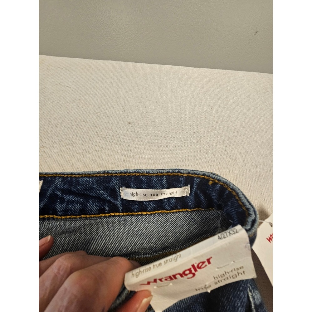 Wrangler High Rise True Straight Jeans Med Blue Denim 4x32 NWT 1004096 CWT - Picture 4 of 8